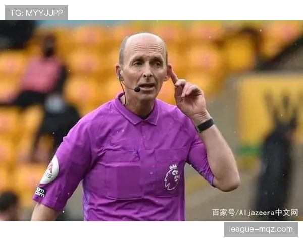 足球规则中合法冲撞的判定标准及裁判执行要点解析 足球规则中合法冲撞的判定标准及裁判执行要点解析